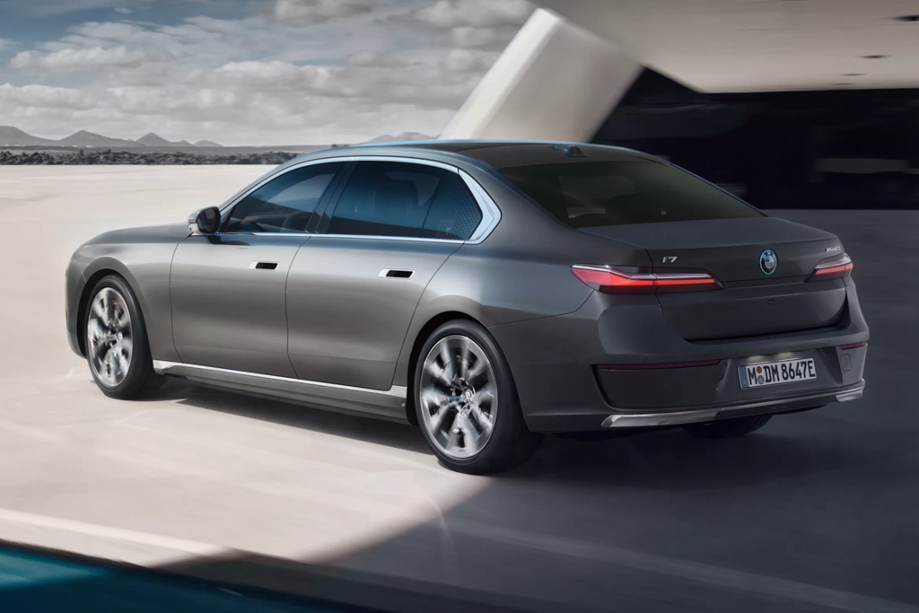 Profil latéral de la BMW i7 électrique en mouvement