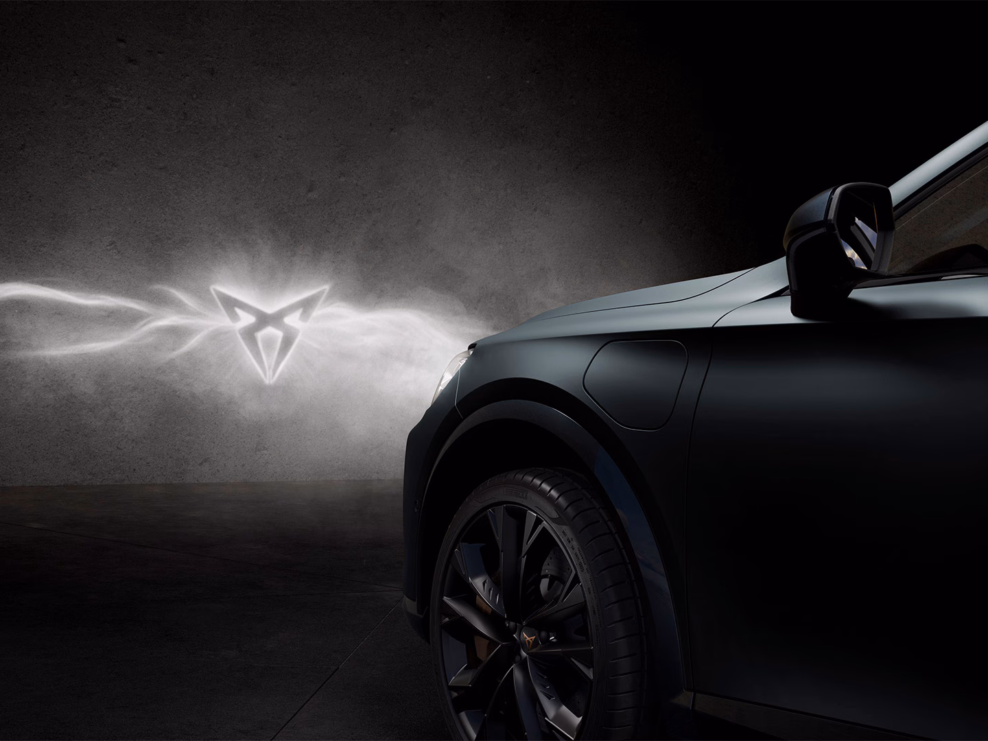 Vue latérale du Cupra Formentor Hybride rechargeable, silhouette coupé et détails sportifs