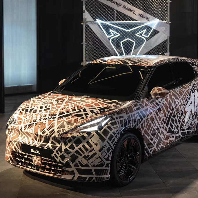 Design extérieur de la Cupra Raval électrique en ville