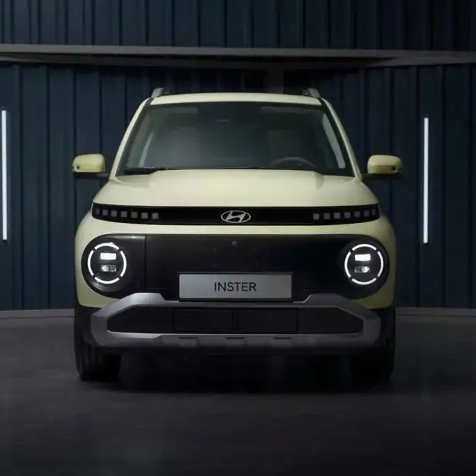 Vue avant du Hyundai INSTER électrique, design moderne et compact