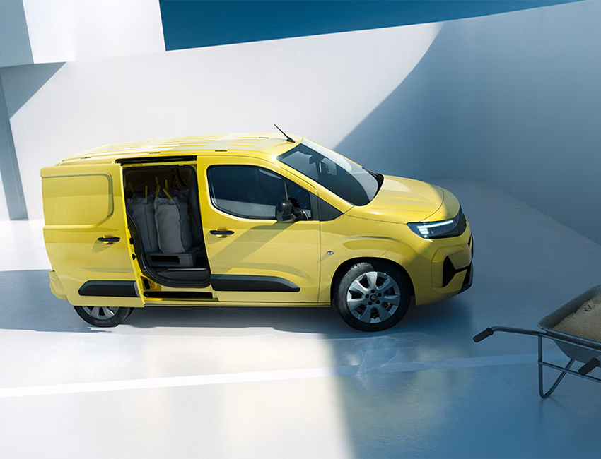 Vue profil porte ouverte de l’Opel Combo Cargo