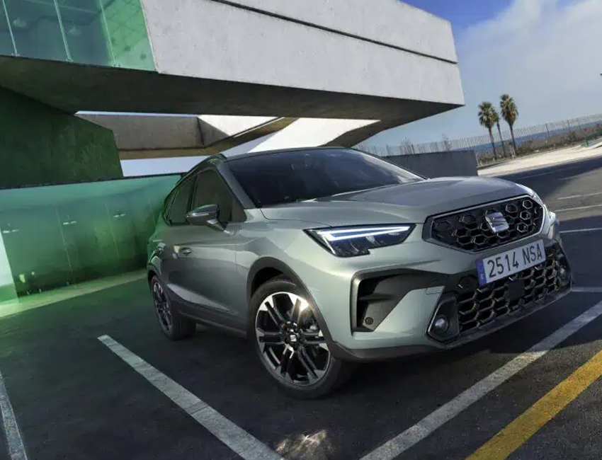 Habitacle du Seat Arona 2026 avec sièges avant et écran central