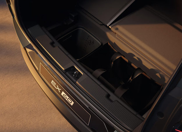 Coffre spacieux du Volvo EX60 ouvert