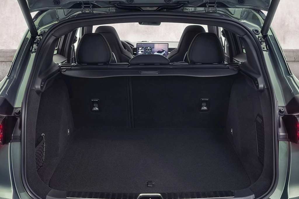 Intérieur vue coffre du Lynk & Co 01 avec écran tactile central