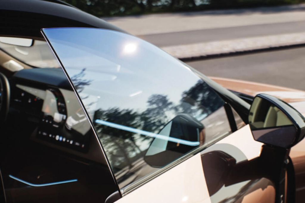 Vue vitre avant du Lynk & Co 08 hybride rechargeable