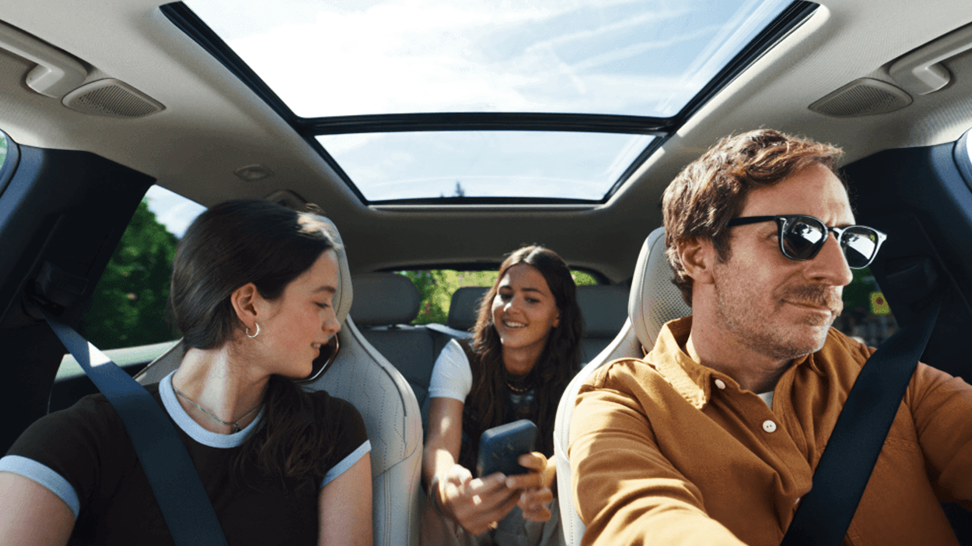 Intérieur spacieux et raffiné du Lynk & Co 08 hybride rechargeable