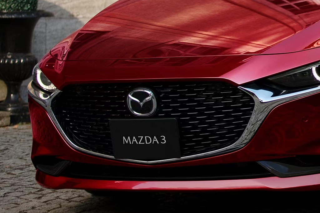 Mazda 3 Berline de face, signature lumineuse distinctive