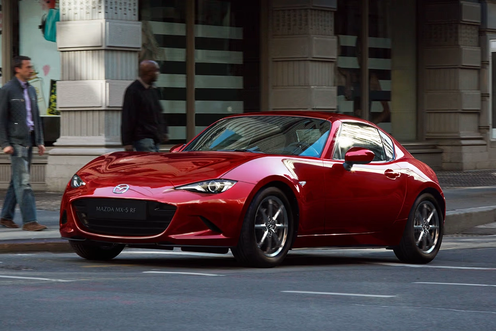 Face avant de la Mazda MX-5 RF en extérieur