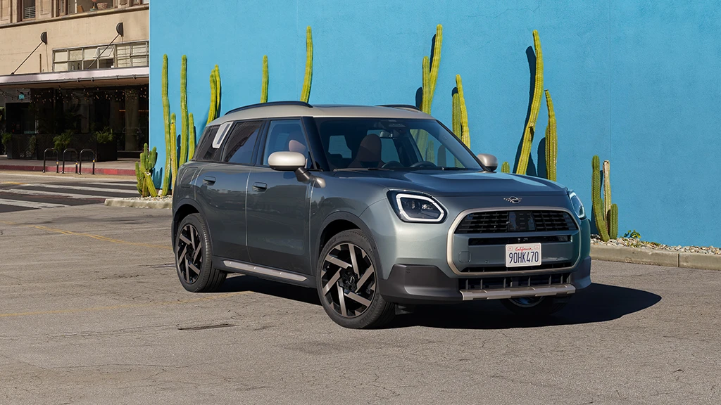 Vue trois-quarts avant du MINI Countryman Hybride rechargeable stationné