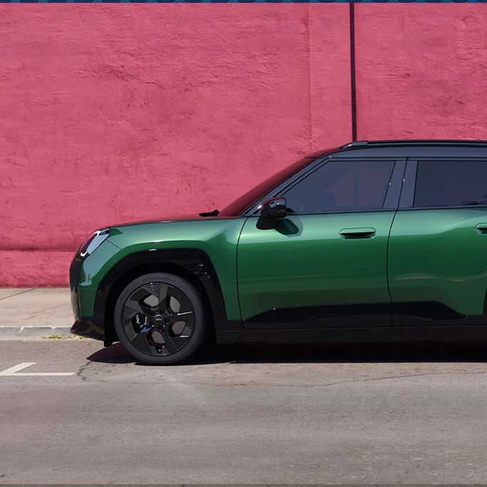 Vue de profil du MINI Aceman électrique stationné en ville