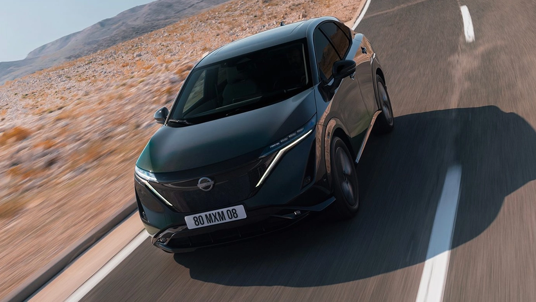 Vue avant du Nissan Ariya électrique sur fond noir