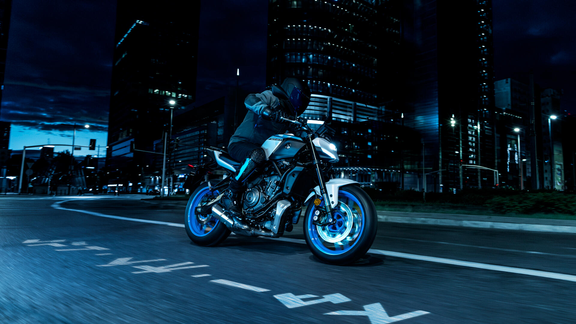 Pilote sur la Yamaha 2025 MT-07 en action sur route