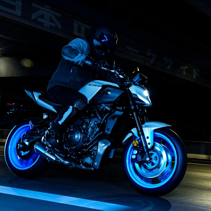 Yamaha 2025 MT-07 vue de profil en extérieur