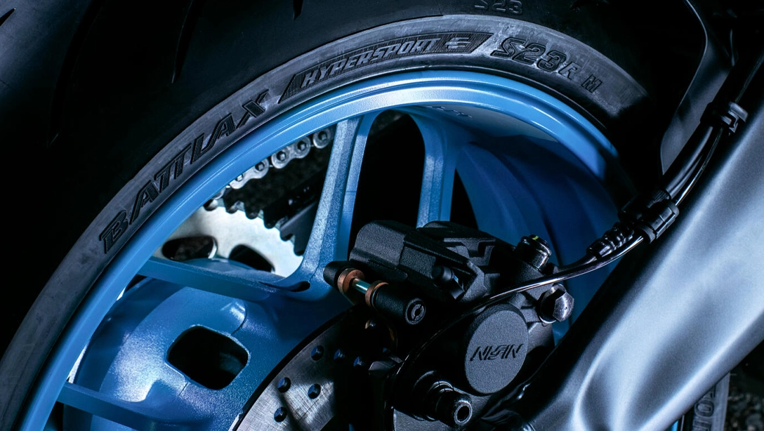 Vue avant de la Yamaha 2025 MT-09 sur fond noir