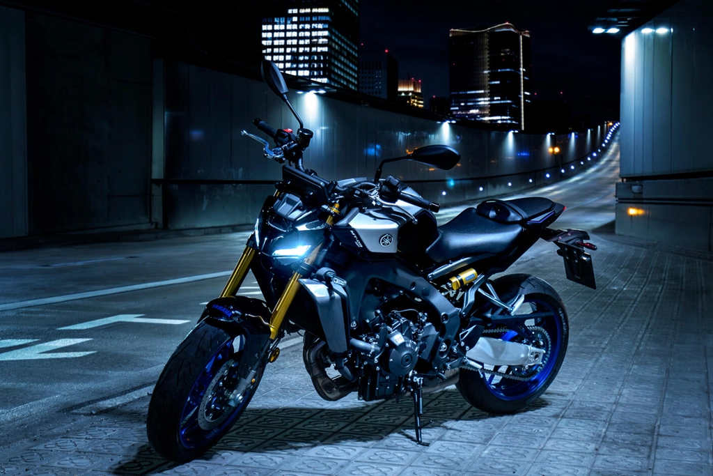 Vue de face de la Yamaha 2024 MT-09 SP en action sur circuit