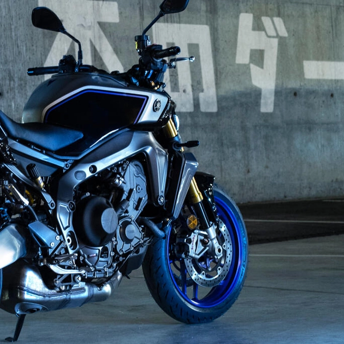 Vue rapprochée du réservoir et des finitions de la Yamaha 2024 MT-09 SP