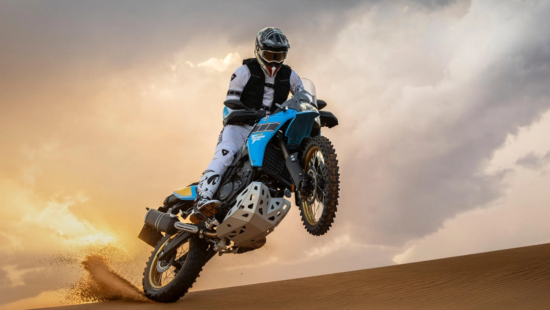 Vue avant de la Yamaha 2026 Ténéré 700 Rally en action sur piste tout-terrain