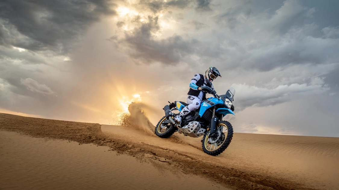 Vue arrière de la Yamaha 2026 Ténéré 700 Rally en pleine action