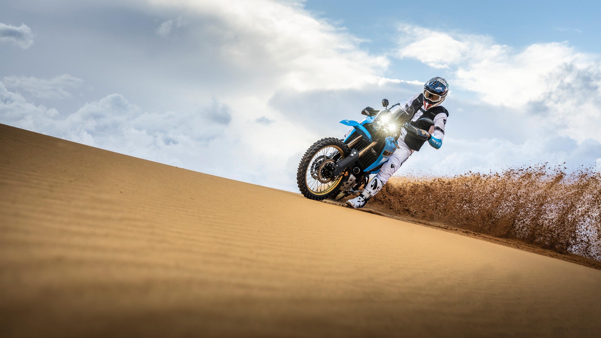 Yamaha 2026 Ténéré 700 Rally sur piste caillouteuse, vue dynamique