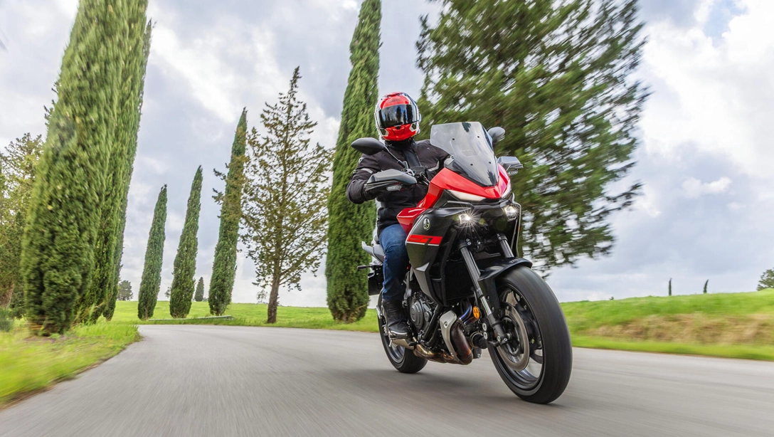 Vue latérale dynamique de la Yamaha 2025 TRACER 7 sur route