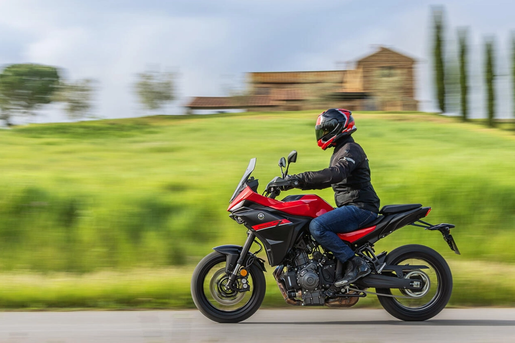 Yamaha 2025 TRACER 7 vue de face avec éclairage LED