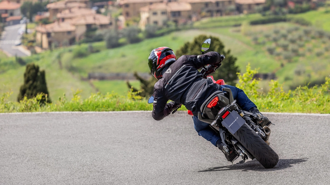 Yamaha 2025 TRACER 7 en virage sur route de montagne