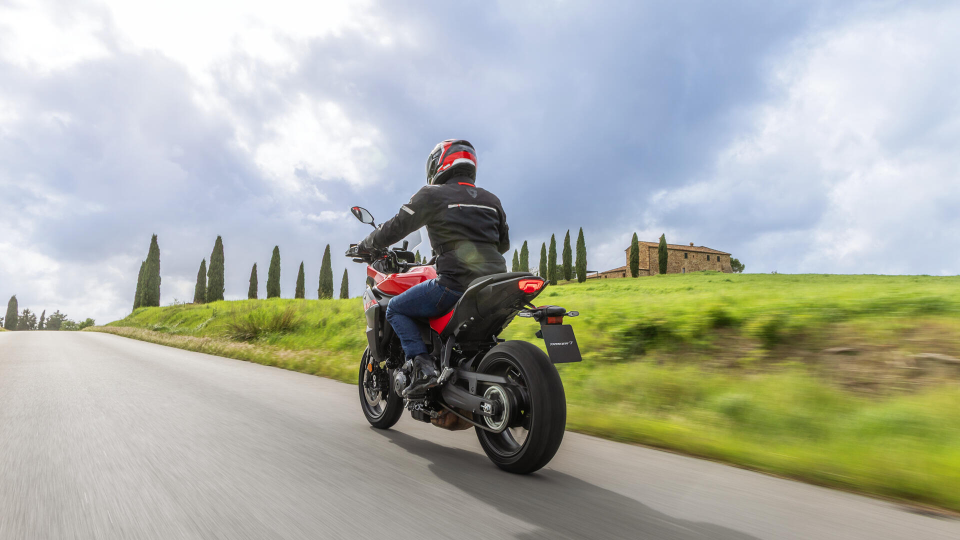 Yamaha 2025 TRACER 7 équipée pour le voyage sur route