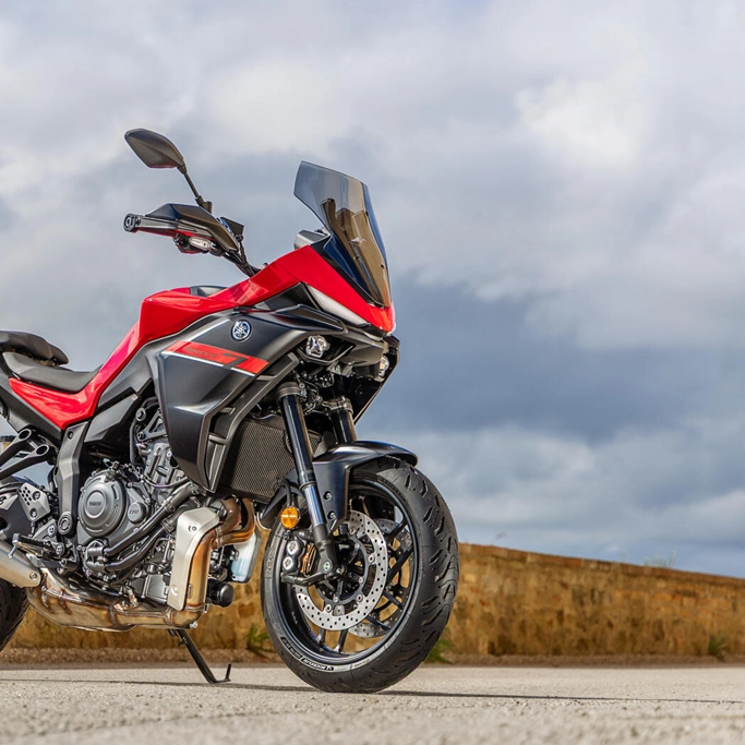 Design sportif de la Yamaha 2025 TRACER 7 avec éclairage LED