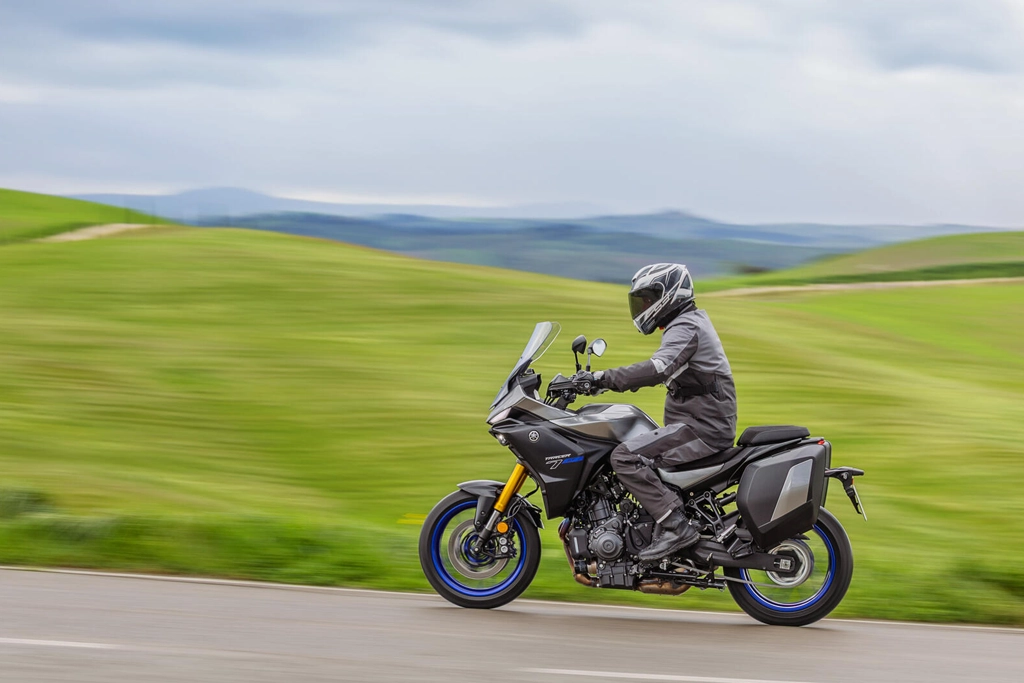 Vue avant de la Yamaha 2025 TRACER 7 GT en coloris bleu