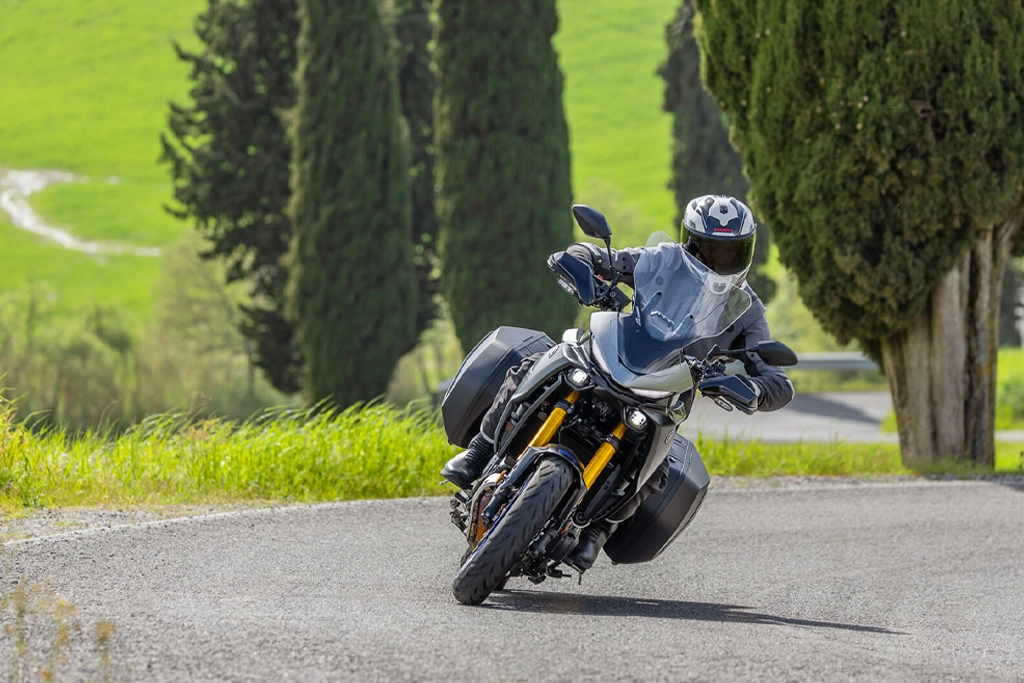 Vue latérale de la Yamaha 2025 TRACER 7 GT équipée de valises