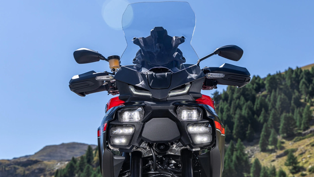 Vue latérale de la Yamaha 2025 TRACER 9 sur route