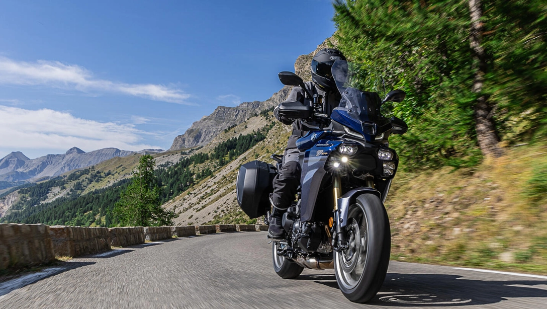 Vue latérale dynamique de la Yamaha 2025 TRACER 9 GT+ sur route