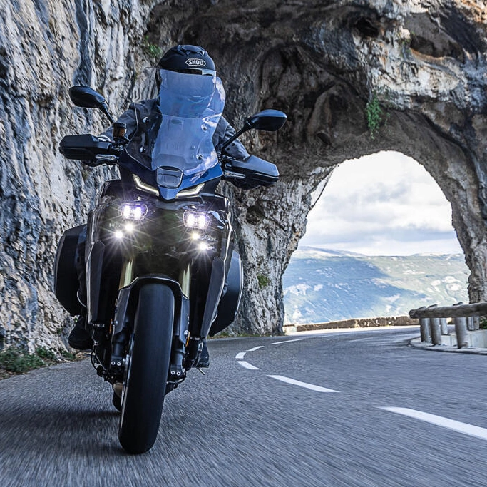 Face avant Yamaha 2025 TRACER 9 GT+ avec carénage aérodynamique