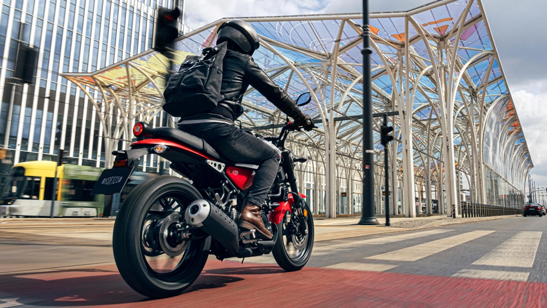 Vue avant de la Yamaha XSR125 sur fond noir