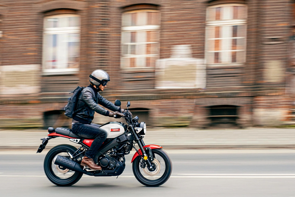 Vue latérale droite de la Yamaha XSR125 en stationnement