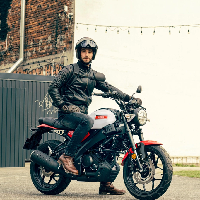 Design néo-rétro de la Yamaha XSR125 sur route