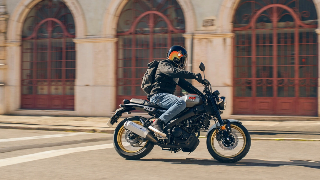 Vue avant de la Yamaha XSR125 Legacy sur fond sombre