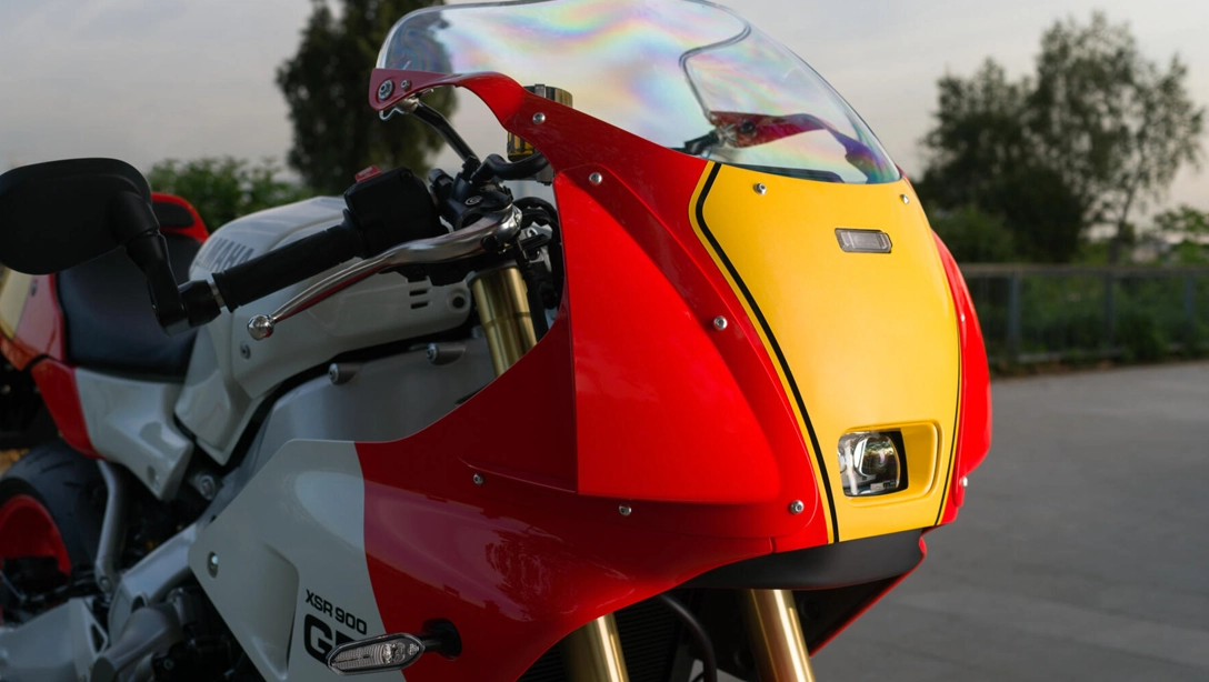 Vue avant de la Yamaha 2024 XSR900 GP 35 kW sur fond sombre