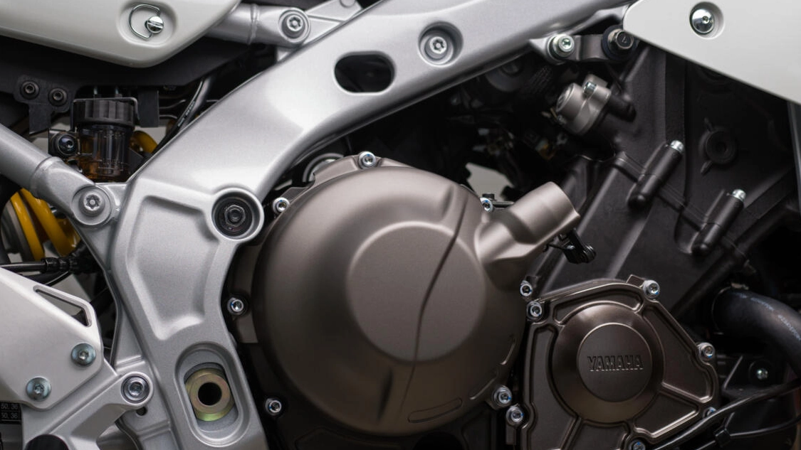 Détail du carénage avant de la Yamaha 2024 XSR900 GP 35 kW