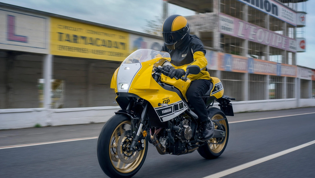 Vue latérale de la Yamaha XSR900 GP sur fond noir